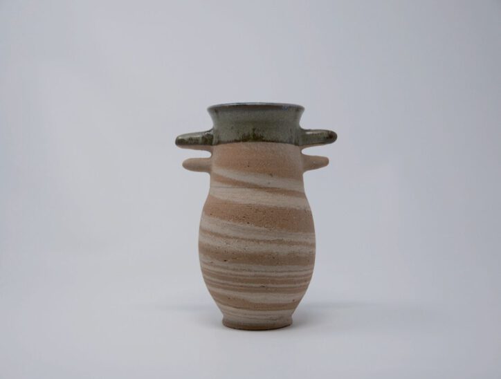 Tina Bach Vase mit Stacheln