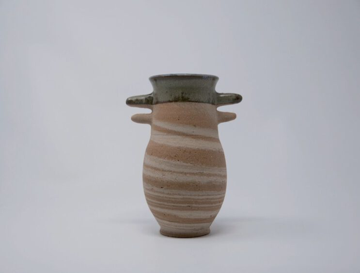 Tina Bach Vase mit Stacheln